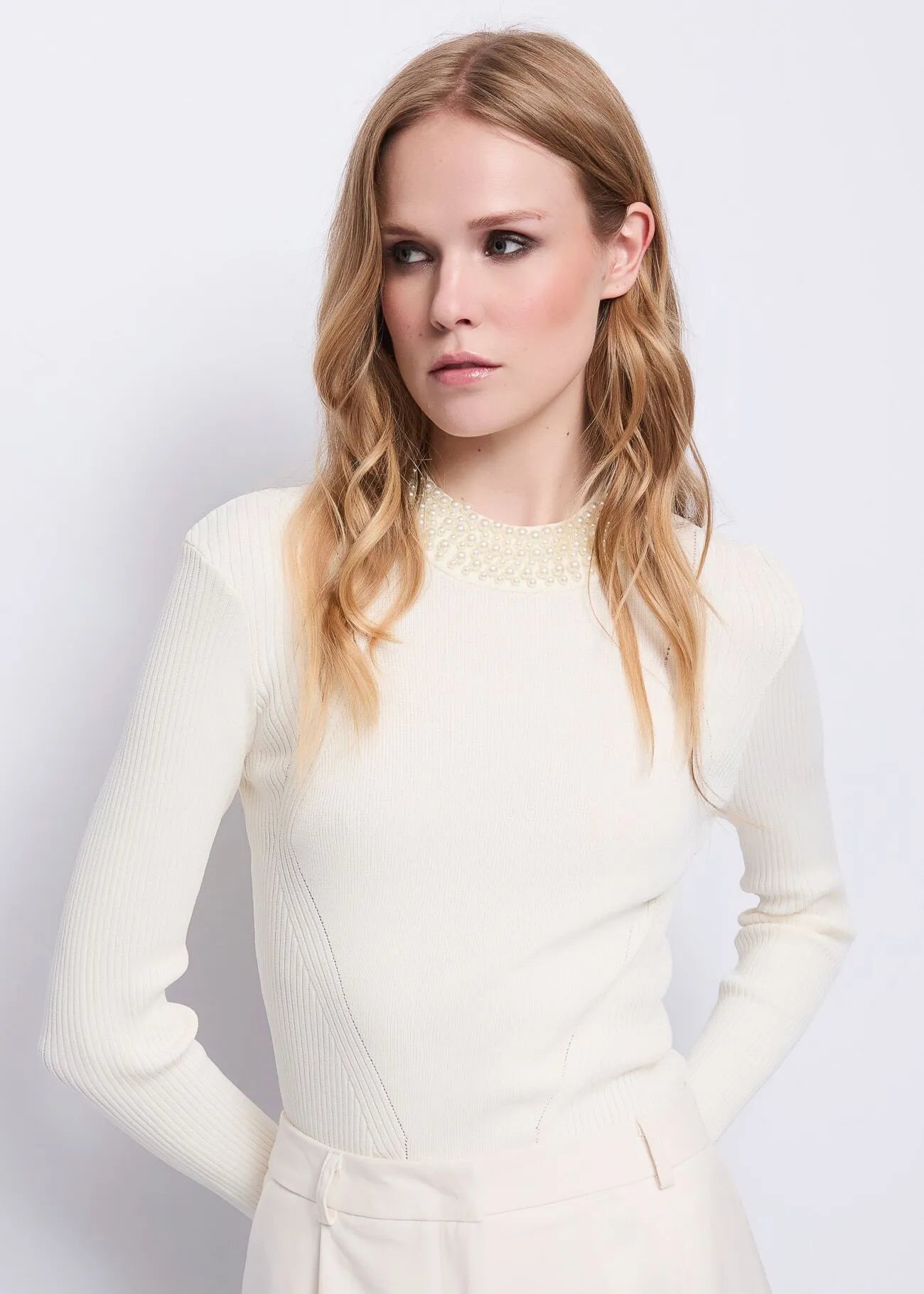 Women's white sweater in yarn with Gaudi' pearls