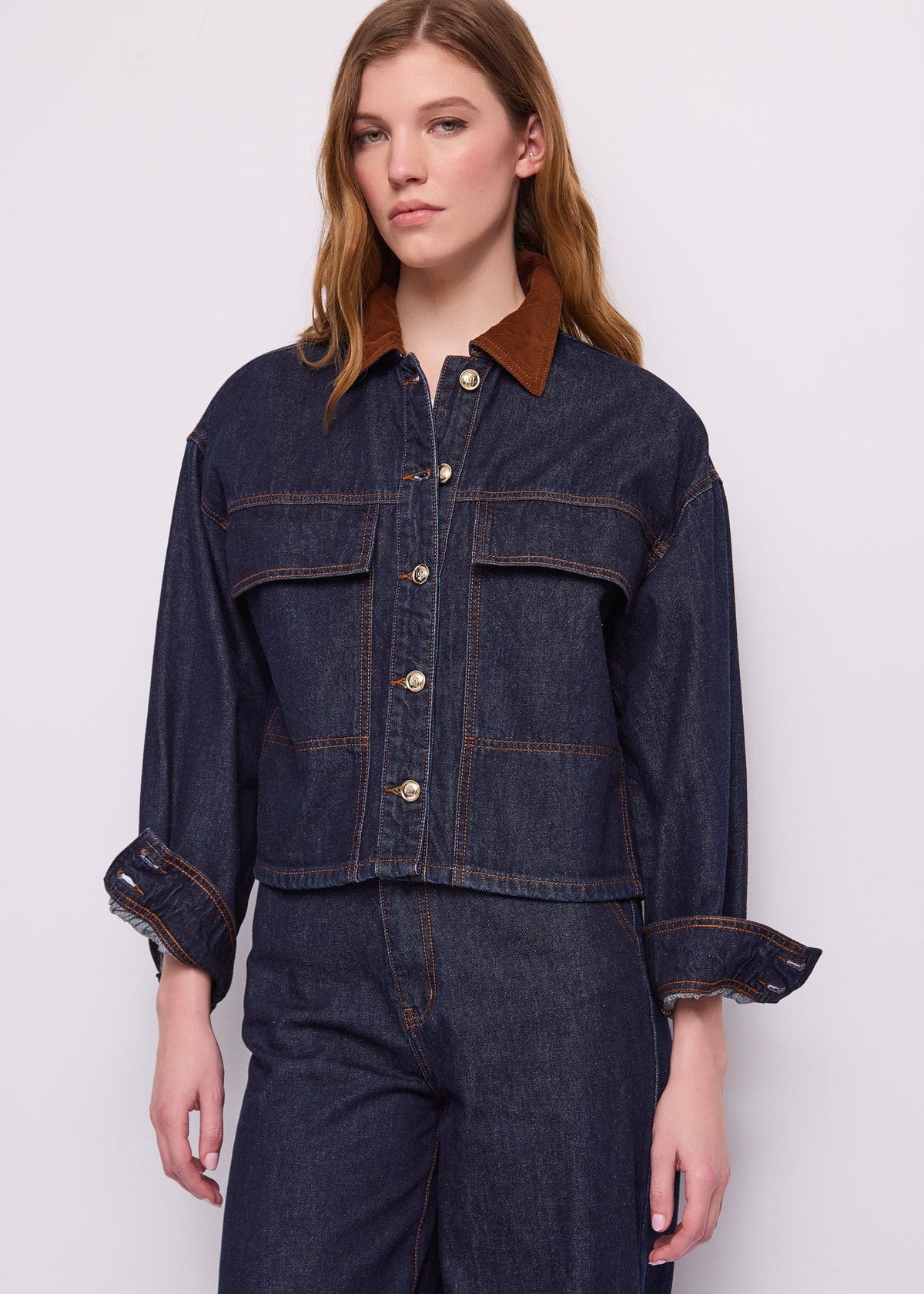 Giacca da donna in denim con bottoni dorati