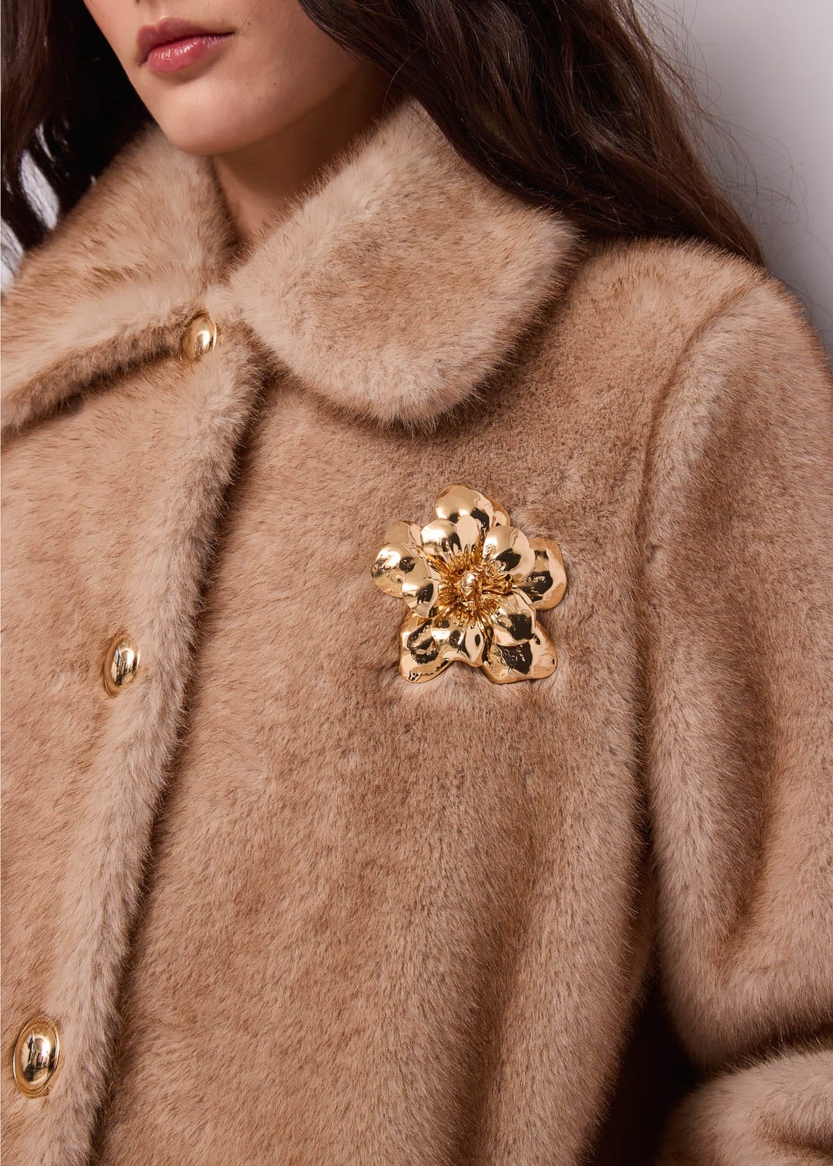 Cappotto da donna con spilla