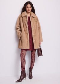 Cappotto da donna con spilla